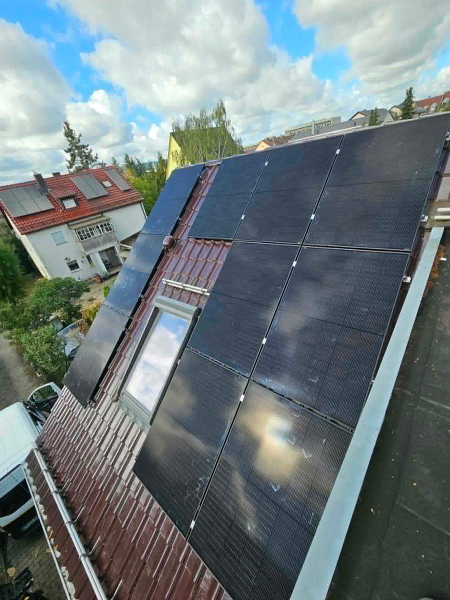 Von Ferdinand Schatz montierte Photovoltaikmodule auf einem Ziegeldach